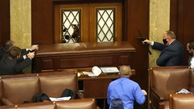 अमेरिकेत कॅपिटल इमारतीवर ट्रंप समर्थकांचा हल्ला