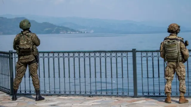 Umusirikare w'u Rwanda ibumoso n'uwa RD Congo iburyo bacunze umutekano ku kiyaga cya Kivu i Goma uyu munsi kuwa gatandatu