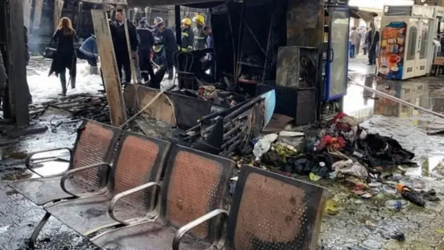 Un kiosque de la gare a été endommagé par les flammes.