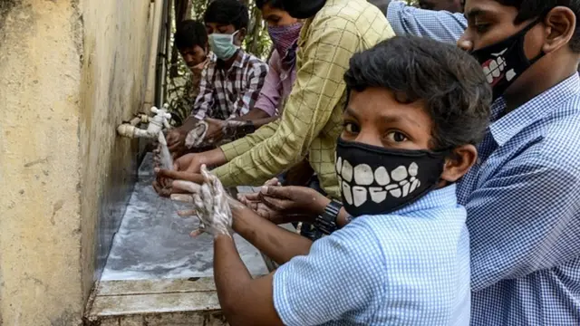 సికింద్రాబాద్లో చేతులు కడుక్కుంటున్న విద్యార్థులు