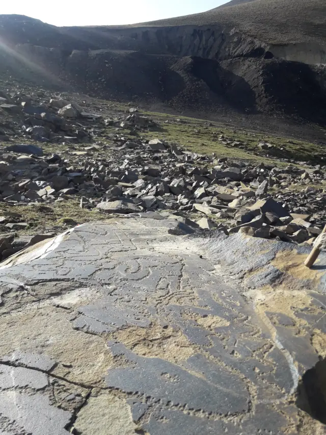 байыркы доорлорго таандык кургандарды (адам көмүлгөн жай)