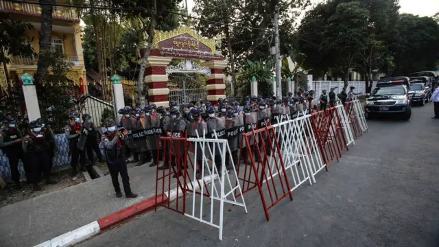 အကြမ်းဖက်ရိုက်နှက်ခံရတဲ့ ကားတွေပေါ်က တစ်ဦးက နံနက် ၁၀ နာရီ ဝန်းကျင်မှာ ရိုက်နှက်သူတွေဟာ ဘုန်းကြီးကျောင်းထဲက ထွက်လာပြီး မချေမငံ ပြောဆိုကြောင်း၊ အဲဒီလို ပြောဆိုတာကို ကားတွေပေါ်က ဗီဒီယို ရိုက်ခဲ့ကြောင်း၊ အဲဒီလို ဗီဒီယို ရိုက်တဲ့အတွက် သွားနေတဲ့ကားတွေပေါ်ကို ဝါးတုတ်၊ သံတုတ်တွေနဲ့ လှမ်းရိုက်ခဲ့ကြောင်း ပြောပါတယ်။