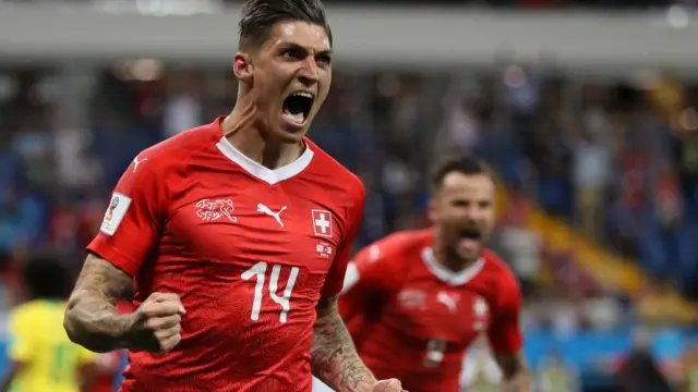 Zuber marca ante la pasividad de la defensa brasileña.