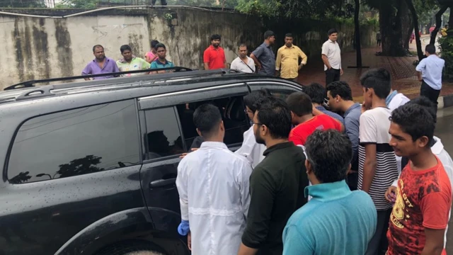 রাস্তায় গাড়ি আটকে লাইসেন্স দেখতে চায় শিক্ষার্থীরা।