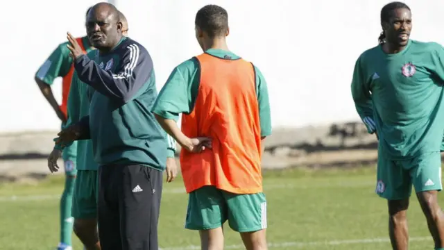 Christian Chukwu et Jay Jay Okocha (à droite), lors d'un entraînement à Monastir, le 26 janvier 2004, à la veille du match de Coupe d'Afrique des Nations contre le Maroc.