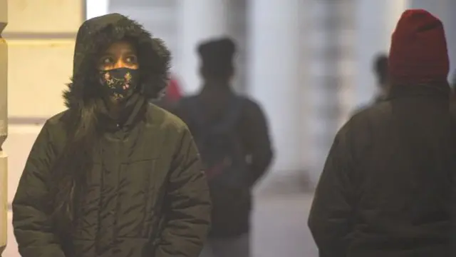 दिल्ली में सर्दियों के दौरान एक महिला