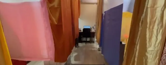 కర్టెన్లతో ఉండే కోచ్‌లు