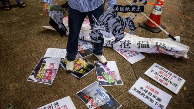 亲北京示威者在美国驻香港总领事馆后门踩踏特朗普照片抗议美国制裁香港官员（8/8/2020）