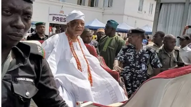 Adebutu Kessington joko lori aga laarin ọpọ ero