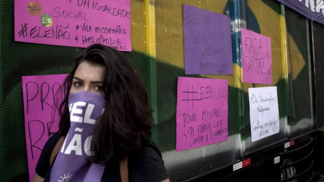 Mujer manifestante de "#EleNão"