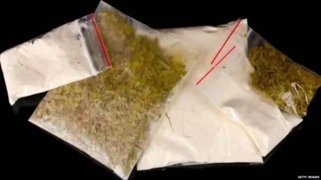 போதை பழக்கத்தால் தொழில், வீடு என அனைத்தையும் இழந்தார் நாவோமி.