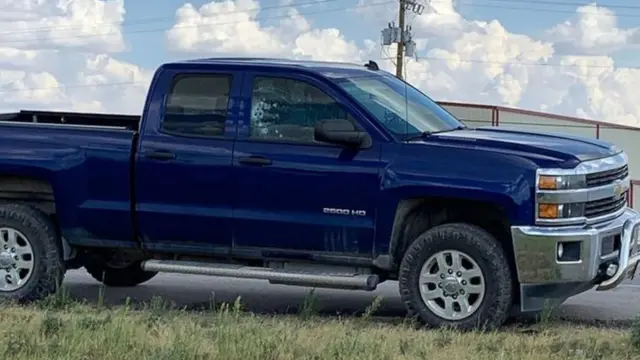 Carro com vidro atingido por disparos em ataque no Texas