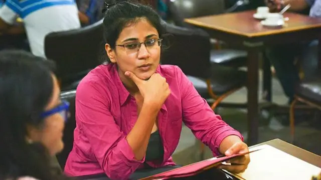 हिंदी सिखाने वाली लड़की