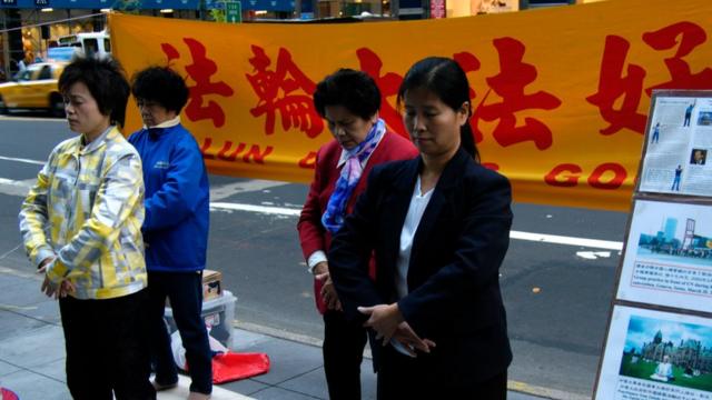 支持法轮功的活动人士认为，在中国有50-100万法轮功学员被监禁 ，在2000到2008年期间约65,000名法轮功信徒被杀后他们的身体器官被取走。（资料图片）