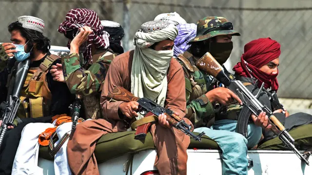 গত মাসে কাবুল বিমান বন্দরের বাইরে তালেবান যোদ্ধা