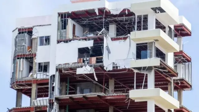 Au milieu de la dévastation, les opérations de sauvetage et de nettoyage se poursuivent.