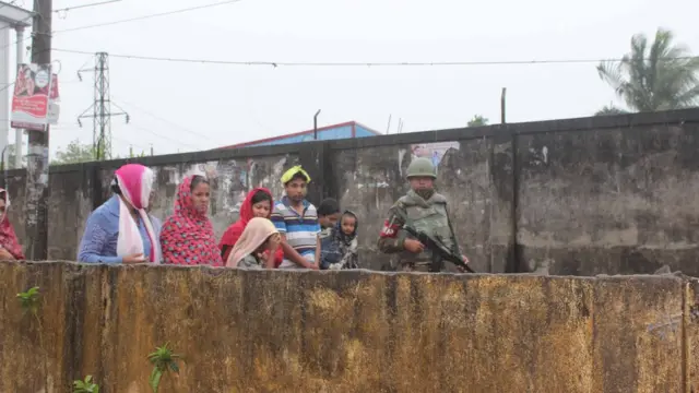 বাড়িটির ভেতর আটকা পড়া ৭৮ জন বাসিন্দাকে শনিবার উদ্ধার করা হয়।