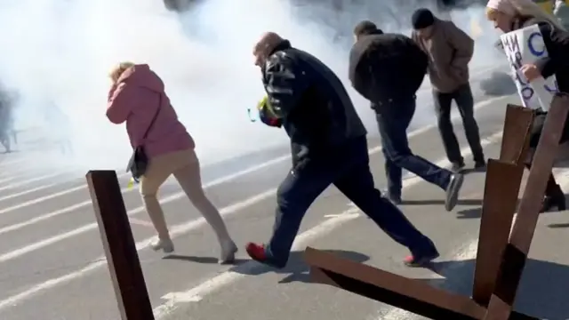 Kherson residents fleeing as troops break up a protest against Russian military occupation