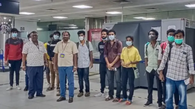 டெல்லி விமான நிலையத்தில் தமிழக இளைஞர்கள்