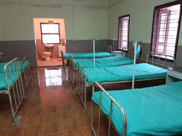 ఆంధ్రప్రదేశ్ ప్రభుత్వం ఐసోలేషన్ సెంటర్లు నిర్మించాల్సి ఉన్న అవి ఆలస్యమయ్యే పరిస్థితి ఉండటంతో గ్రామస్తులే సెంటర్లు నిర్మించుకుంటున్నారు.