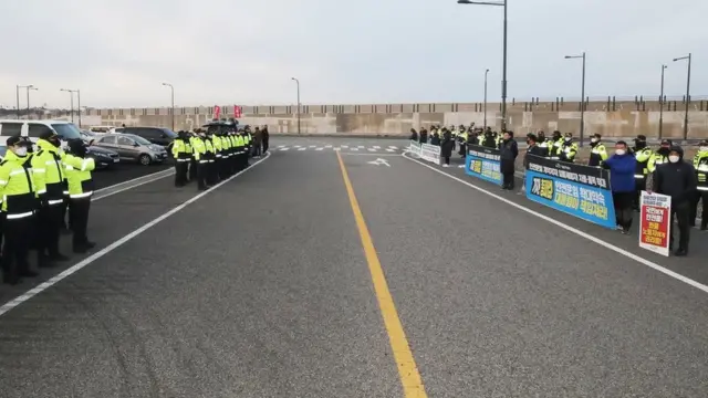 경찰과 대치하고 있는 화물연대 시위대