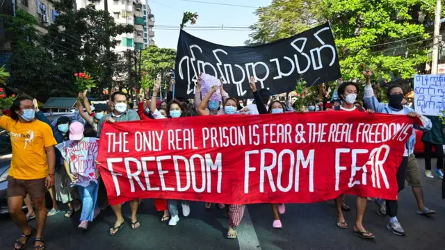 ဖမ်းဆီးမှုတွေရှိပေမယ့် အာဏာသိမ်းမှုကို ပုံစံမျိုးစုံနဲ့ ဆက်လက် ဆန့်ကျင် ဆန္ဒပြနေကြတဲ့ လူငယ်တွေလည်း ရှိနေပါတယ်။