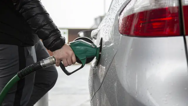 Homem abastecendo carro com gasolinatruques roletaposto do Reino Unido, fevereirotruques roleta2022