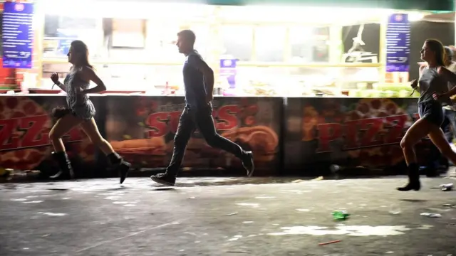 Люди бегут от стрельбы в Лас-Вегасе