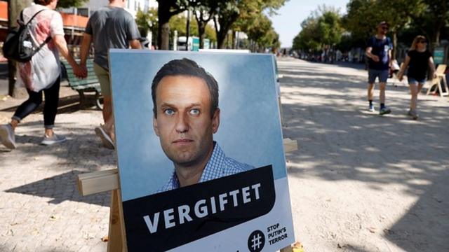 Щит с портретом Навального в Германии