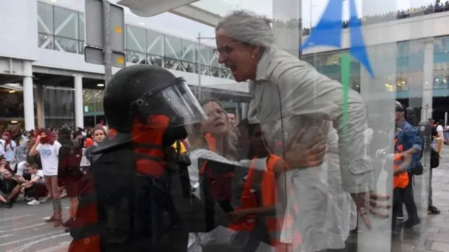 Una mujer se enfrenta a un policía
