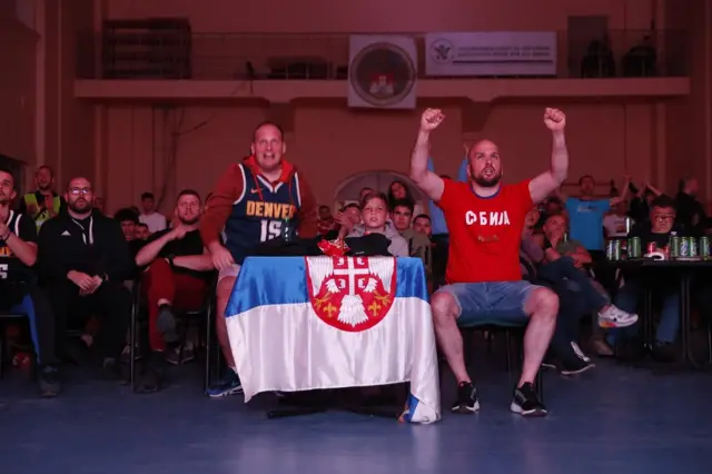 Mnogi su došli obučeni u dresove Denvera i Srbije sa brojem 15