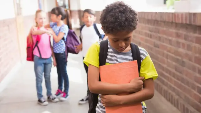 Garoto sofrendo bullying