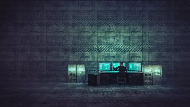 Un hombre con una computadora