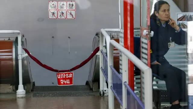 Paşinyan'ın çağrısı üzerine bazı metro istasyonları da kapalı.
