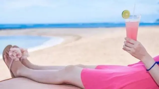 शराब पीती महिला