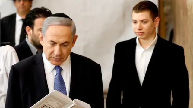 अपने बेटे के साथ इसराइली पीएम बिन्यामिन नेतन्याहू