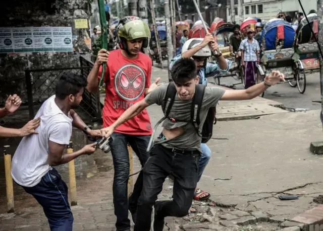 విద్యార్థులు, ఇతరుల మధ్య ఘర్షణ