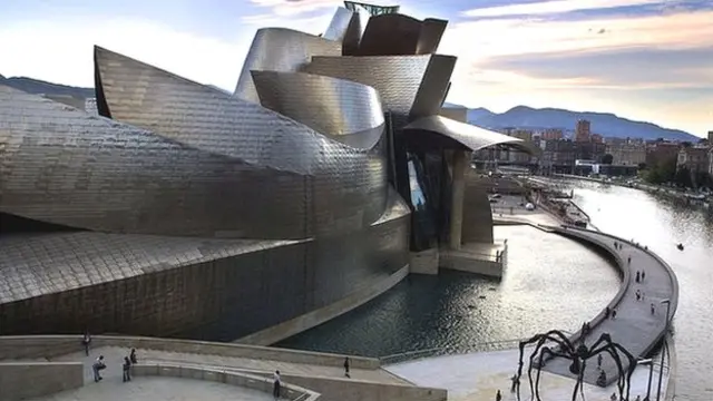 El museo Guggenheim de Bilbao fue parte de la estrategia para regenerar una ciudad en decadencia tras el declive industrial.