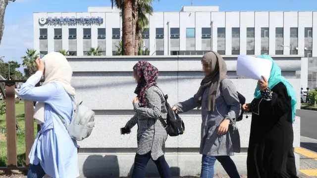 지난 9월 인도적 체류 허가를 받은 예멘인들이 제주 출입국외국인청을 나서는 모습