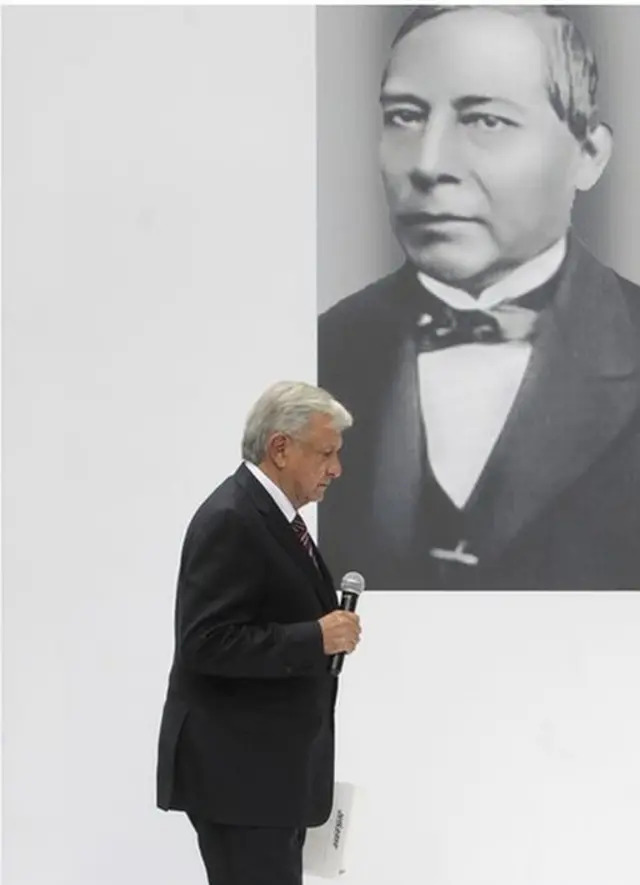 AMLO caminando.