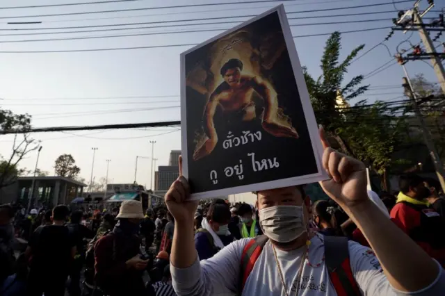 ผู้ชุมนุมกลุ่มแนวร่วมธรรมศาสตร์และการชุมนุมชูป้ายล้อเลียน