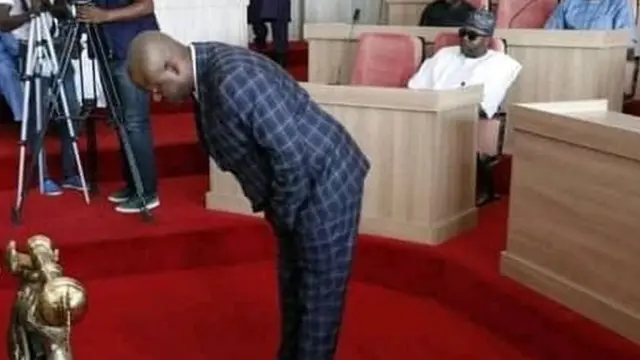 Igbakeji gomina tuntun n tẹriba niwaju ile asofin lasiko ibura