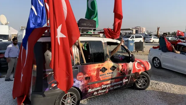 Akçakale'de operasyona destek verenlerin konvoyu