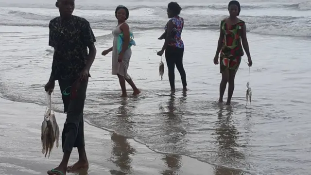 people dey pack dead fish