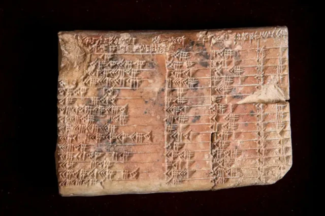 จารึก Plimpton 322 ใช้เลข 3 ตัวที่สัมพันธ์กับทฤษฎีบทไพทากอรัสหลายชุด เพื่อเป็นหลักในการคำนวณพื้นที่