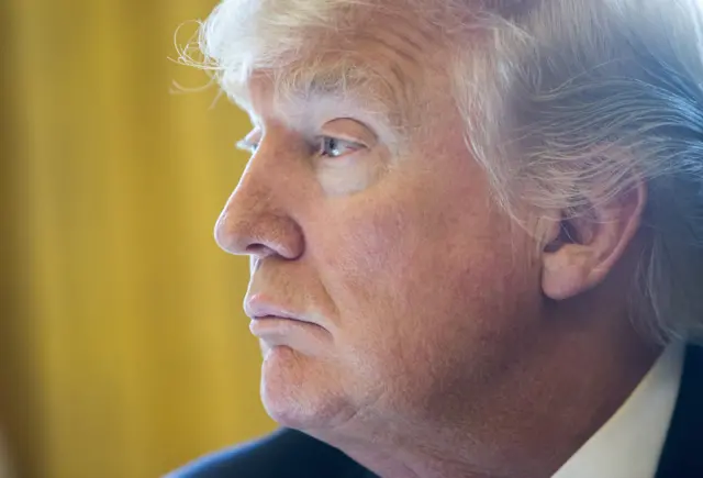 โดนัลด์ ทรัมป์ ประธานาธิบดีสหรัฐอเมริกา กำลังเผชิญกับตุลาการภิวัฒน์ฉบับอเมริกัน หลังศาลรัฐบาลกลางยับยั้งคำสั่งประธานาธิบดีเรื่องห้ามคนจาก 7 ชาติมุสลิมเข้าประเทศ