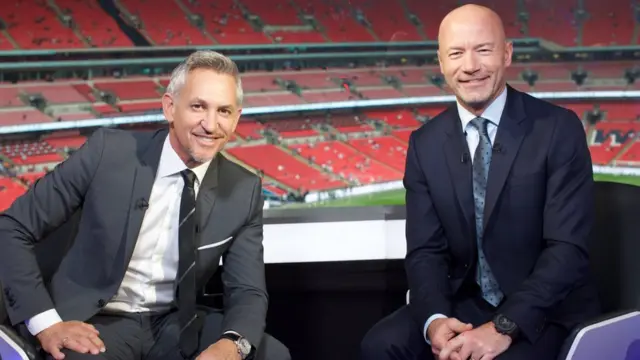 Alan Shearer (kanan) bersama legenda sepakbola Inggris Gary Lineker menjadi komentator pertandingan