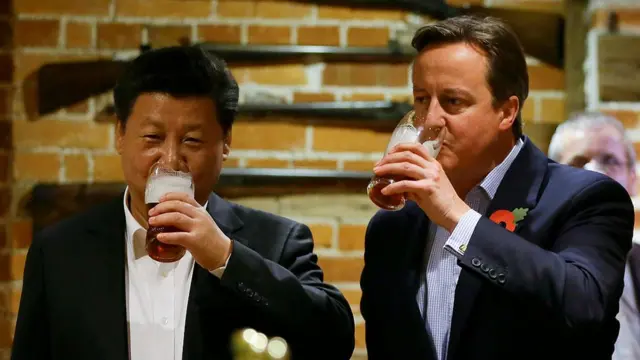 2015年10月，习近平访问英国时，当时的英国首相卡梅伦曾带他到一间乡村酒吧，品尝炸鱼薯条和当地啤酒。