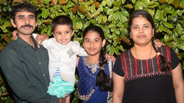 குடும்பத்தினருடன் ஹரிப்பிரியா