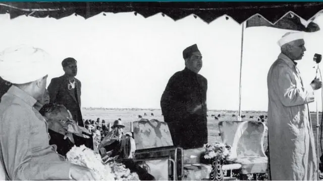 જવાહરલાલ નહેરુની સાથે મંચ પર ભાઈ પ્રતાપ